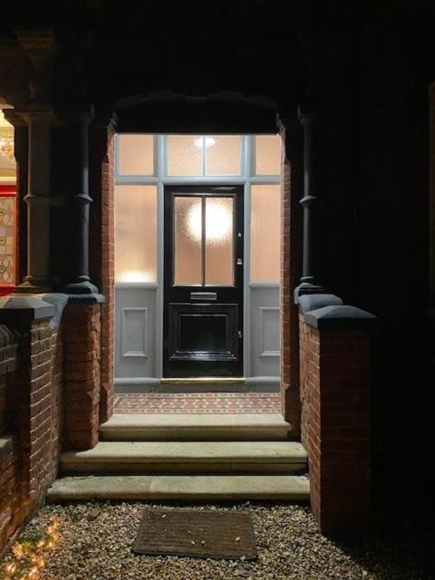 The House - Southampton Villa Exterior photo